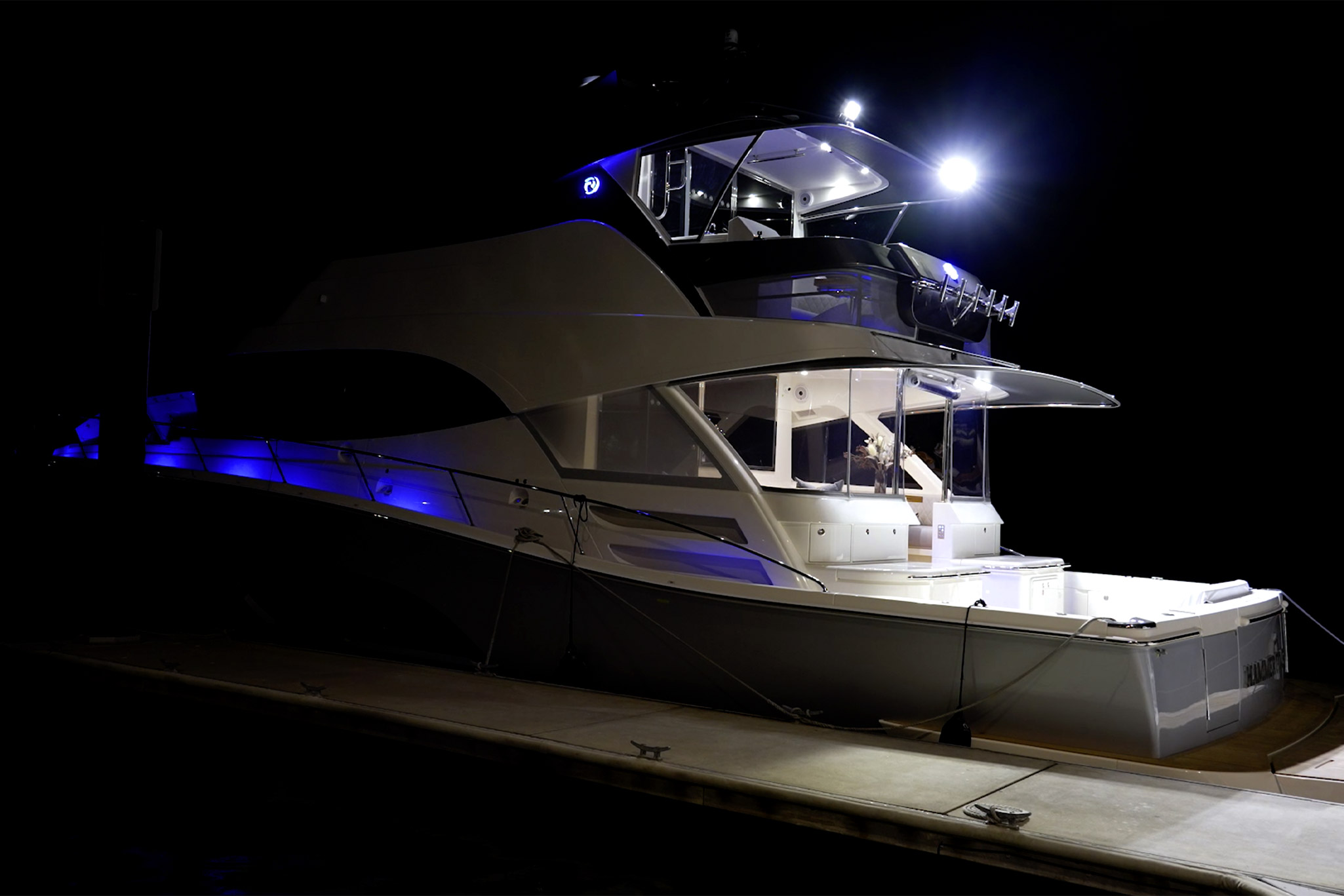 Leaving your yacht at the end of the day is as simple as selecting the Dock Unattended Mode. The courtesy lights allow you to disembark before they turn off.